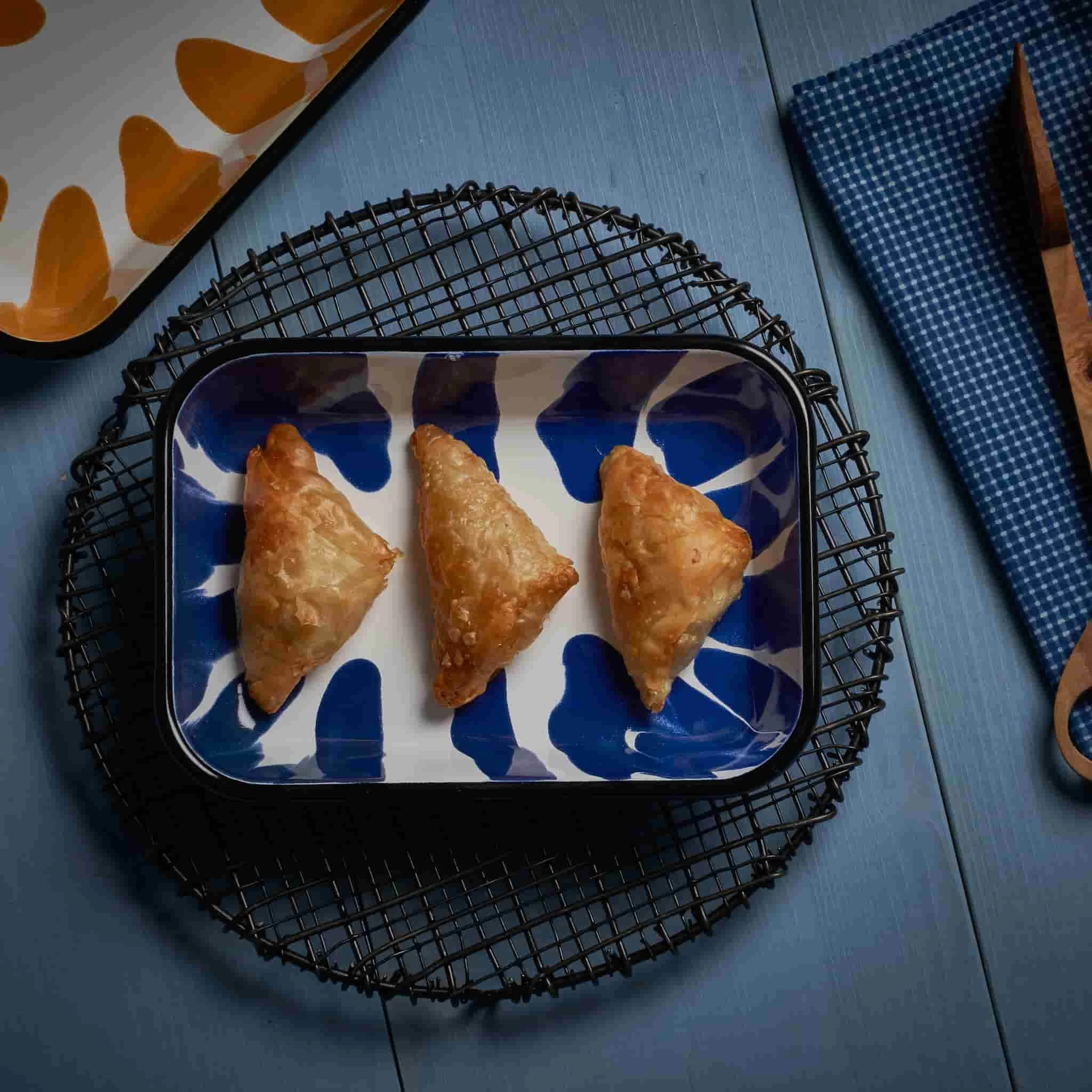 Paintstroke Enamel Roasting & Serving Dish Blue & White 2 Paintstroke Enamel Roasting & Serving Dish Blue & White - Image 2