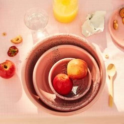 Splatter Fest Enamel Bowl, Pink -Sous Chef Kitchenware ShopifyProduct 2040px 0001 Kapka 0188