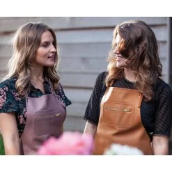 Dutchdeluxes Leather Zipper Apron In Classic Brown -Sous Chef Kitchenware dutch deluxes leather zipper aprons lifestyle
