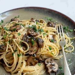 Lagoa Dinner Plate 24cm 15 Lagoa Dinner Plate 24cm -Sous Chef Kitchenware lifestyle 0027 dried mushroom spaghetti lagoa close up 0c9ea325 81c6 4770 98ae 7c4ae63de2b9